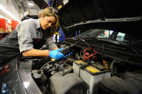 Operatore alla Riparazione dei Veicoli a Motore